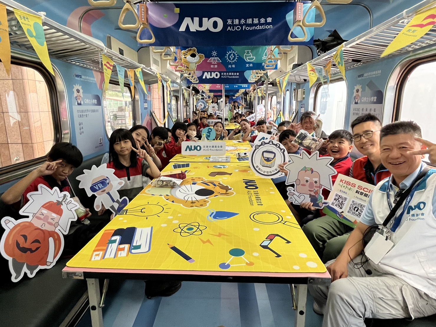永利yl23411永續基金會參與「臺灣科普環島列車」，設計基礎科學車廂課程，以「淨零碳排和永續能源」為主題，讓學生透過創意實驗認識淨零知識，以及思考生活中的減碳行為